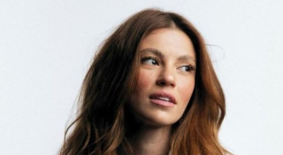 Yüsra Geyik derin sırt dekoltesiyle mest etti!