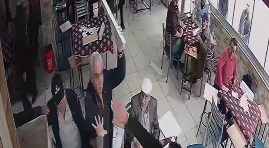 Okey masasında taş kavgası!