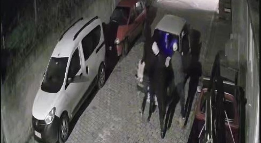 4 kişinin iterek otomobil çaldı