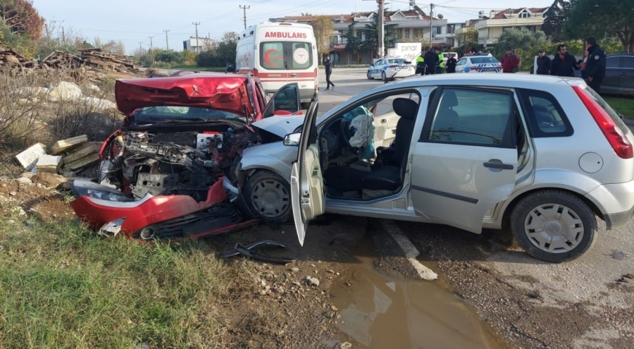 İki araç kafa kafa çarpıştı! Çok sayıda yaralı