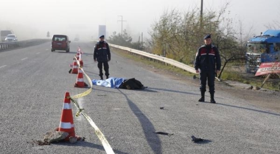 Yolun karşısına geçerken otomobil çarpan yaya can verdi