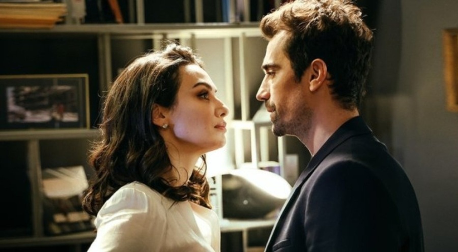 İbrahim Çelikkol, Birce Akalay'ın omzundan öptü!