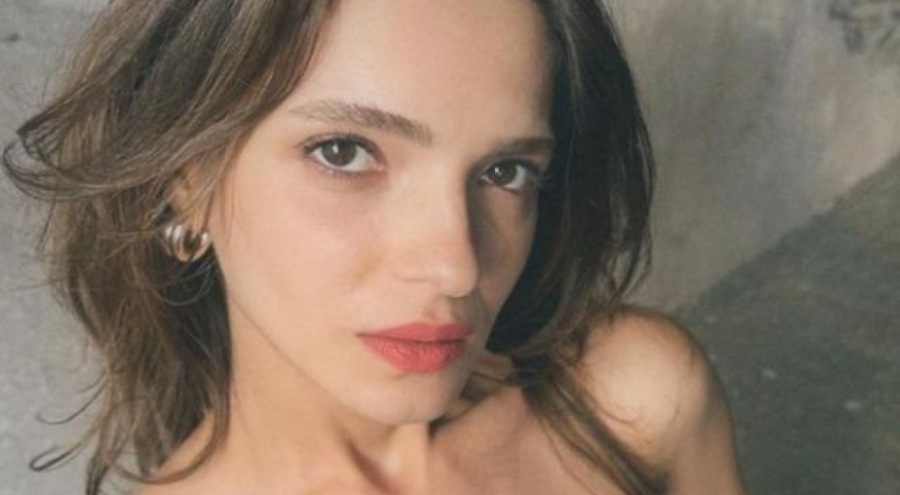 Şifanur Gül sütyen ceket tarzıyla galaya damga vurdu!