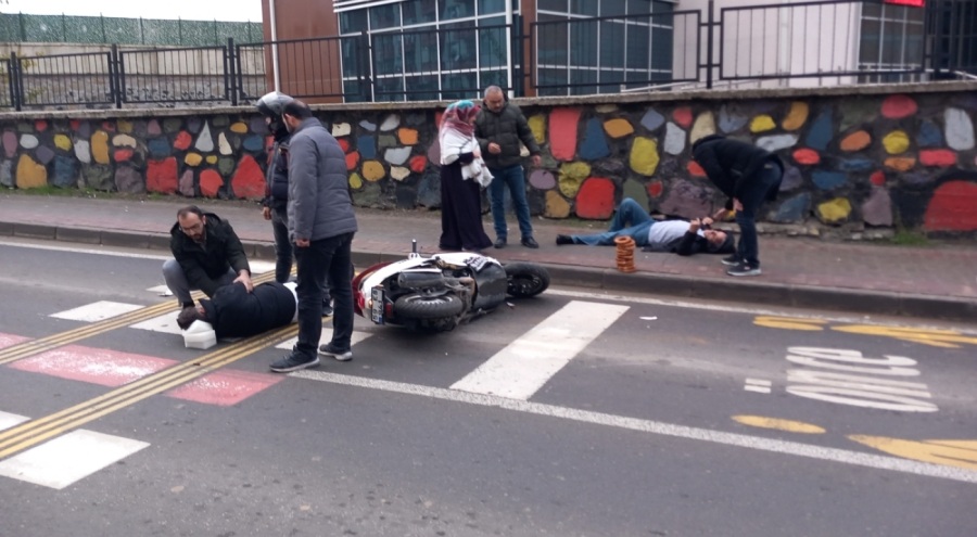 Motosiklet yaya geçidinde yayaya çarptı!