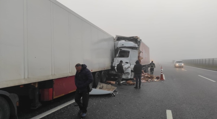 Tırlar çarpıştı: 2 yaralı