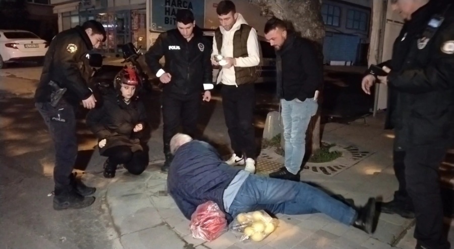 Alkollü şahıs yere düşüp kafasını kaldırıma çarptı!