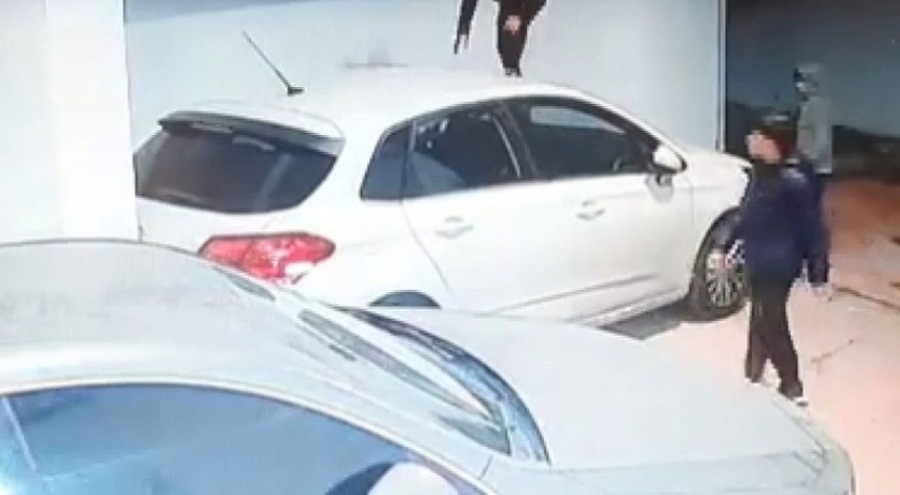 Otoparkta çocuk krizi: Araçların üzerine çıktılar...