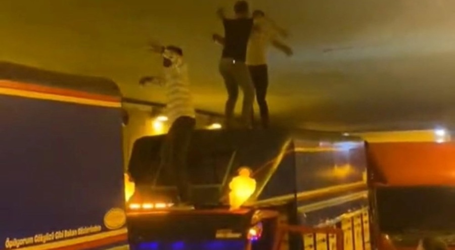 Tüneli trafiğe kapatıp, kamyonetin üstünde dans ettiler