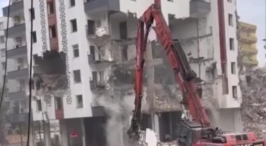 8 katlı bina yıkım sırasında çöktü