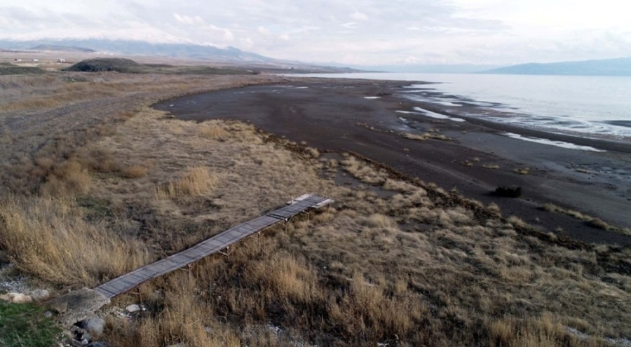 Van Gölü'nde tedirgin eden görüntü