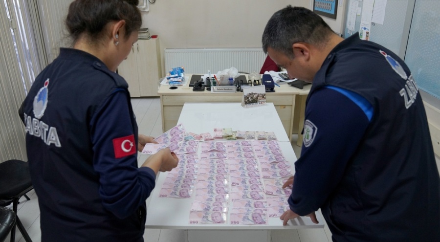 Dilencinin üzerinden 10 bin 170 lira çıktı