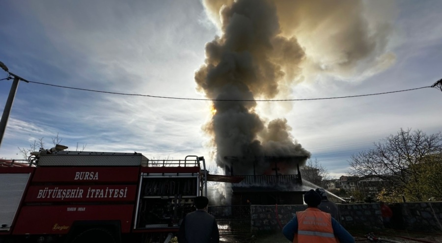 Gemlik'te iki katlı ev alevlere teslim oldu