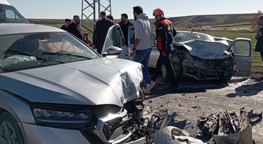 İki otomobil kafa kafaya çarpıştı: Ölü ve yaralılar var