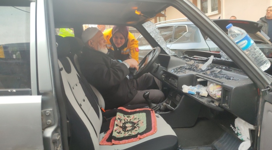 Bursa'da yaşlı çift park halindeki otomobile çarptı!