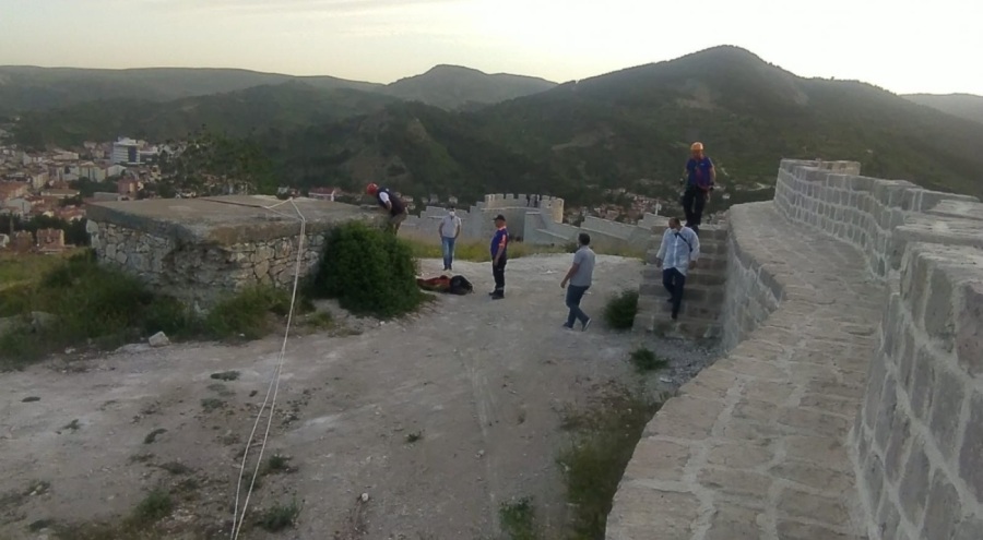 Oğlunu surlardan iterek ölümüne neden olan annenin cezası açıklandı