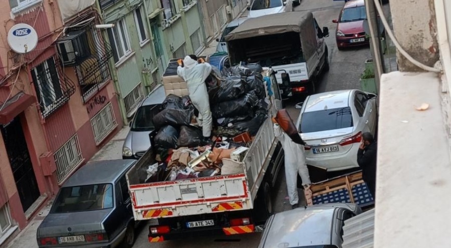 Kötü koku ekipleri harekete geçirdi: Bursa'da çöp ev vakası!