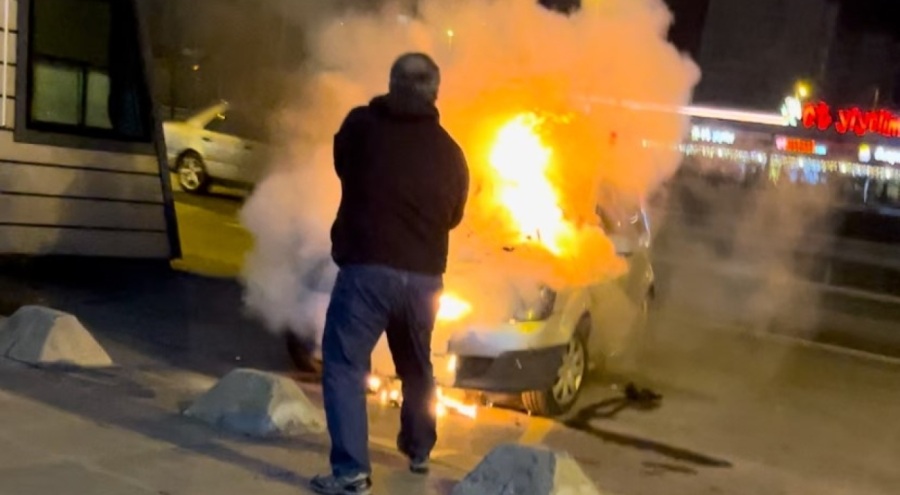 Park halindeki otomobil cayır cayır yandı