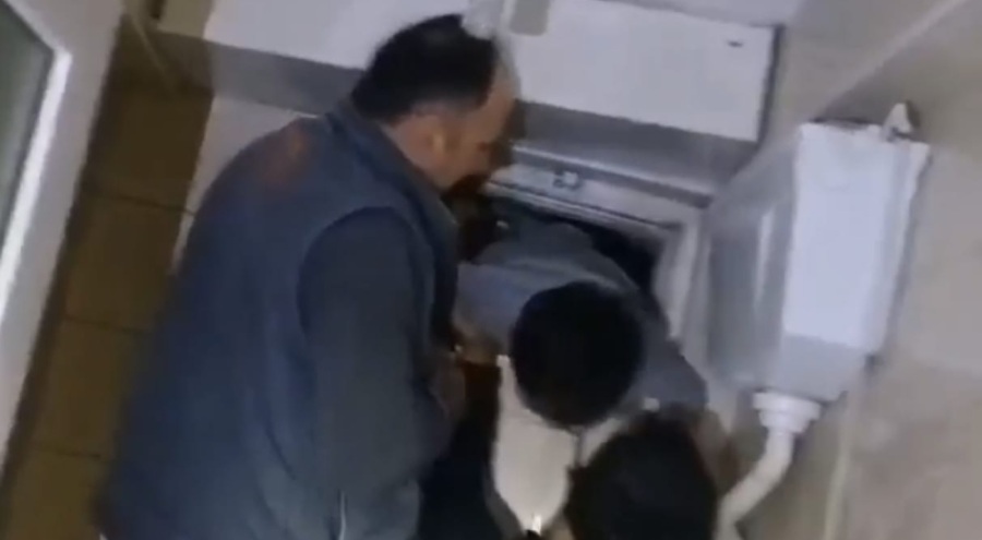 Bursa'da küçük çocuk havalandırma boşluğunda mahsur kalan kediyi kurtardı
