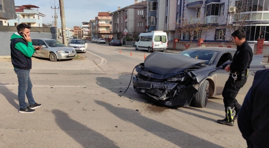 Bursa'da otomobiller çarpıştı!