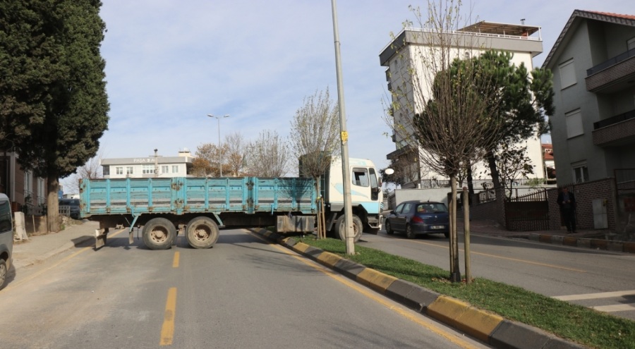 Freni boşalan kamyon refüje çıktı