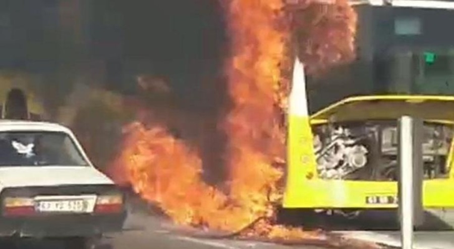 Şanlıurfa'da seyir halindeki otobüs yandı