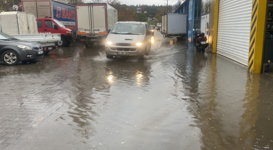 Dere taştı, otomobil suya gömüldü