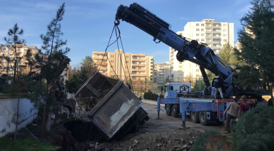 Okul bahçesinde oluşan obruğa hafriyat kamyonu düştü