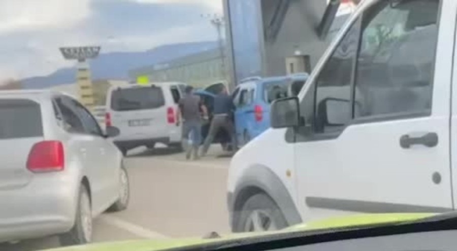 Bursa'da trafikte 2 kişiyi sopayla darp eden 4 kişi tutuklandı!