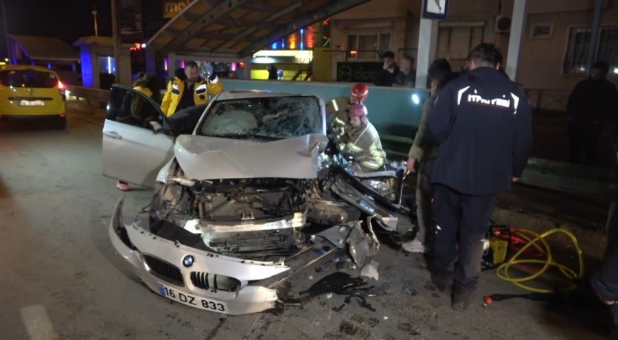 Bursa'da Bursaray'ın bariyerine çarpan sürücü otomobilde sıkıştı