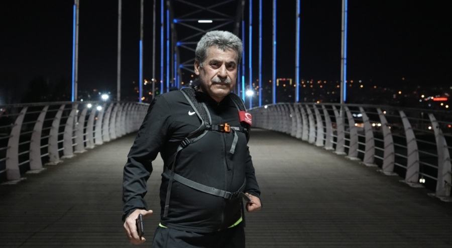 Bursa'da 63 yaşındaki esnaf her gün 20 kilometrelik yolu koşarak gidiyor