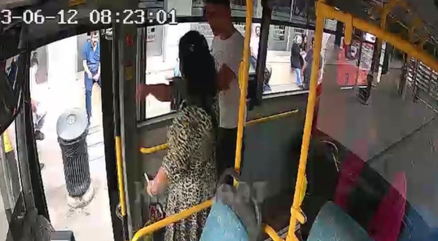 Otobüste 'bekleme süresi' tartışması: Şoför, kadın yolcuyu tartaklayıp araçtan indirdi!