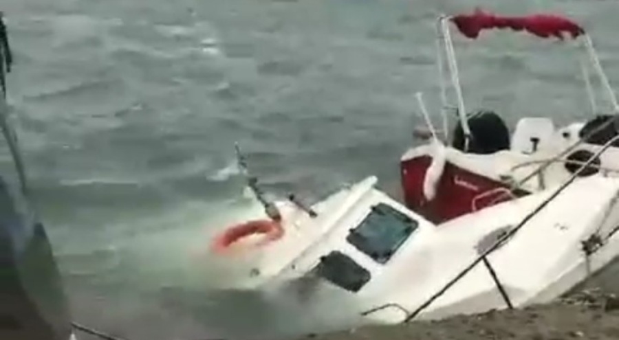 Kuvvetli lodos tekne batırdı