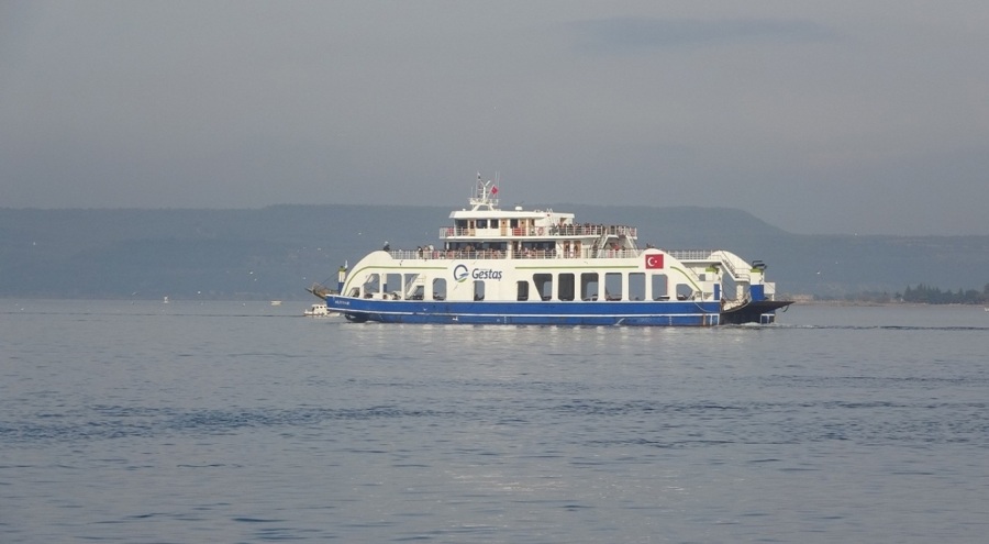 Bozcaada ve Gökçeada feribot seferlerine fırtına engeli