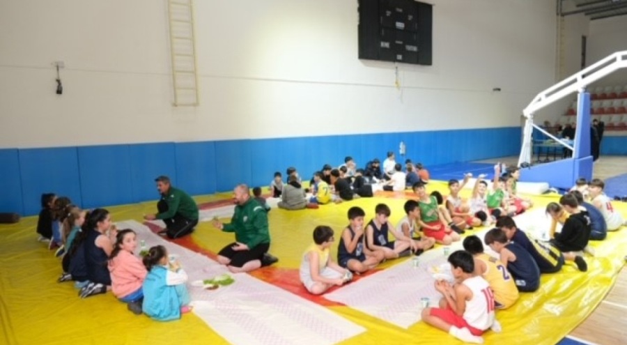 Bursa Orhaneli Belediye Başkanı Aykurt, Orhaneli Kapalı Spor Salonu'nda minik sporcularla buluştu