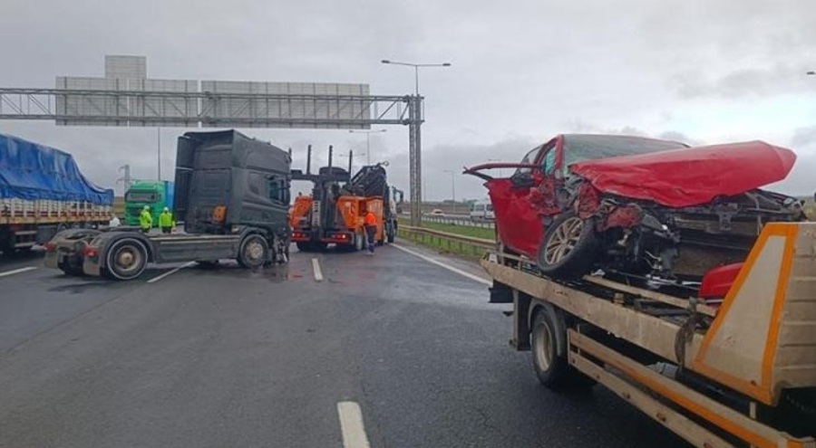 Korkunç kaza! TIR 2 otomobile çarptı
