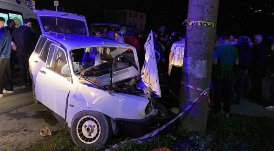 Kontrolden çıkan otomobil direğe çarptı: 4 yaralı