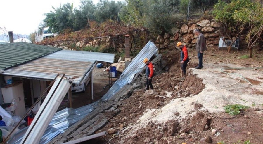 Kumluca'da istinat duvarı çöktü, iki ev zarar gördü