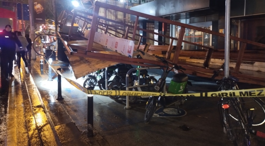 İstanbul Kadıköy'de kentsel dönüşüm binasını çevreleyen panolar devrildi