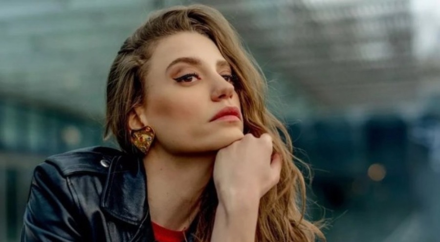 Serenay Sarıkaya davet tarzıyla olay oldu