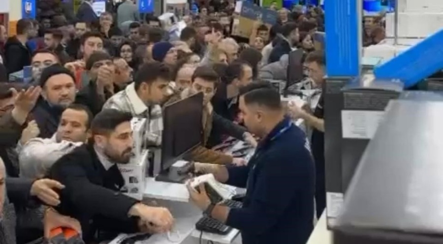 Bursa'da mağaza açılışında izdiham yaşandı!