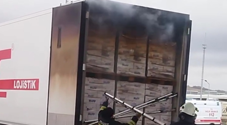 Bebek maması yüklü tırda yangın!