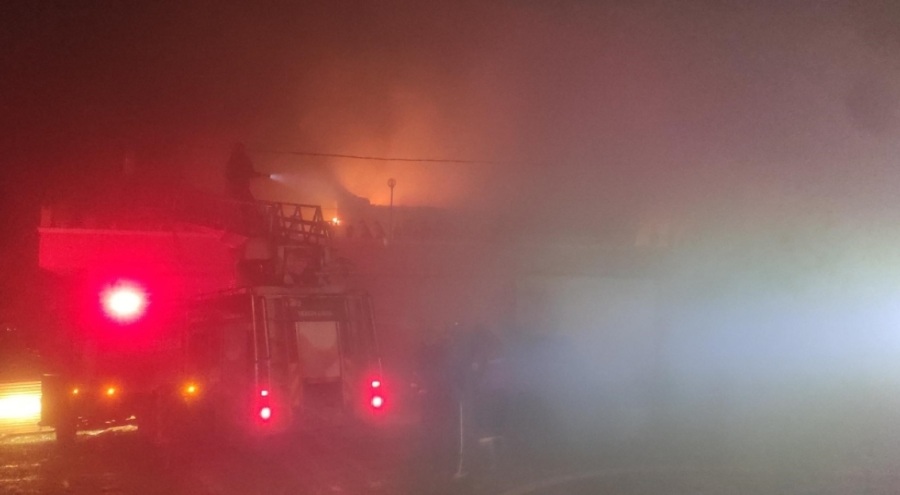 Çıkan yangında ev kullanılamaz hale geldi