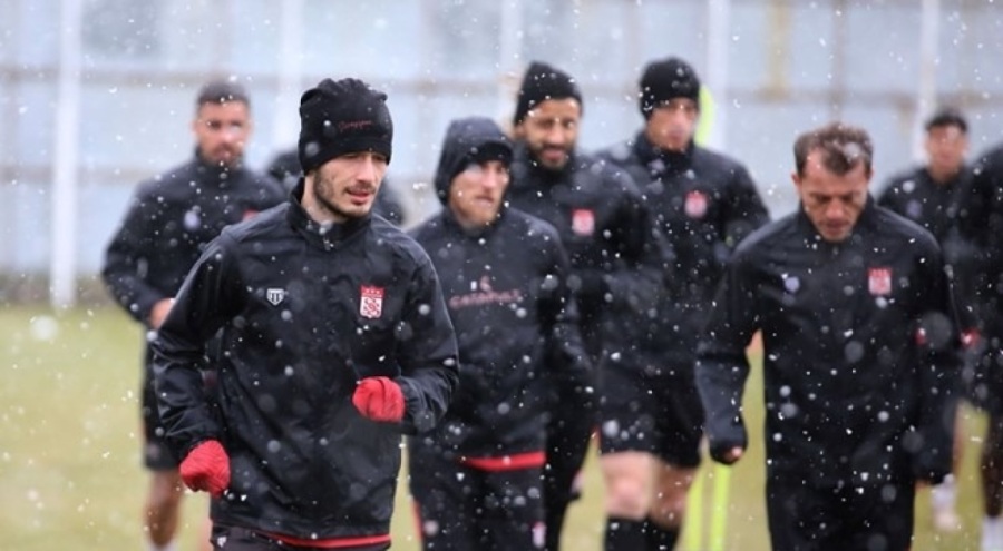 Sivasspor kar altında idman yaptı