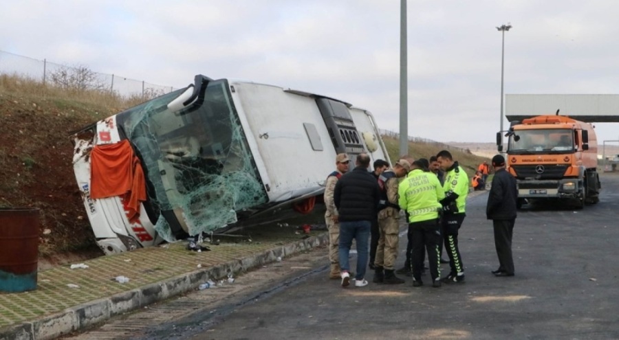 Tır yolcu otobüsüne çarptı: 10 yaralı
