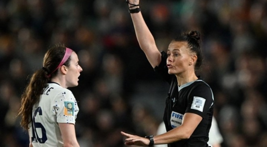 Premier Lig tarihinde ilk: Kadın hakem düdük çalacak