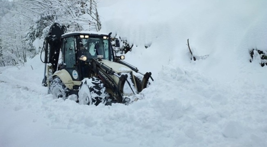 Rize'de köy yollarına ulaşımına kar engeli
