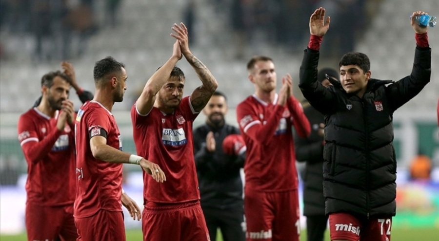 Sivasspor, Süper Lig'de yarın Başakşehir'e konuk olacak
