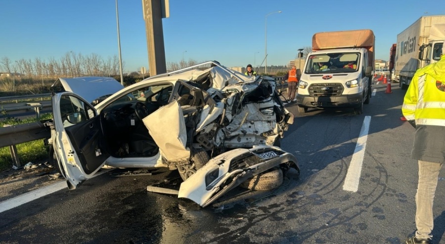 TEM'de panelvanla çarpışan otomobil kağıt gibi ezildi