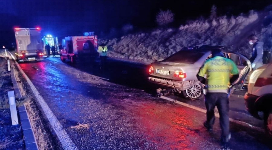 İki otomobil çarpıştı: Çok sayıda yaralı var!
