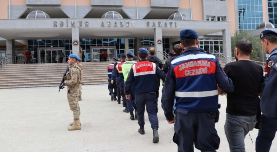 1209 kaçak göçmen, 35 organizatör şüphelisi yakalandı